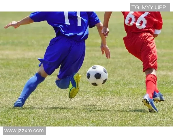 广场上踢足球的明星是谁引发了众多球迷的热议与关注